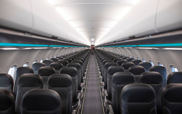 Choáng với cảnh "Bay không khách" đỏ rực sân bay, lý do vé Tết đắt là đây- Ảnh 2.