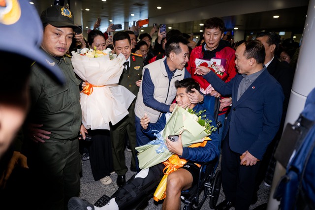 Thương Hiểu Minh U23 Việt Nam ngồi xe lăn về nước, bố mẹ thương con mắt rớm lệ- Ảnh 2.