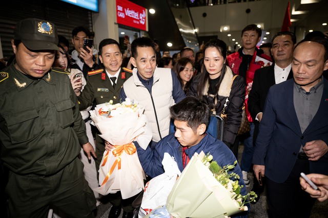 Thương Hiểu Minh U23 Việt Nam ngồi xe lăn về nước, bố mẹ thương con mắt rớm lệ- Ảnh 5.