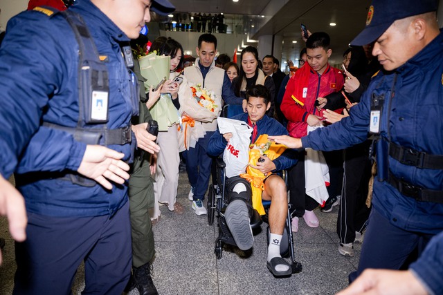 Thương Hiểu Minh U23 Việt Nam ngồi xe lăn về nước, bố mẹ thương con mắt rớm lệ- Ảnh 6.