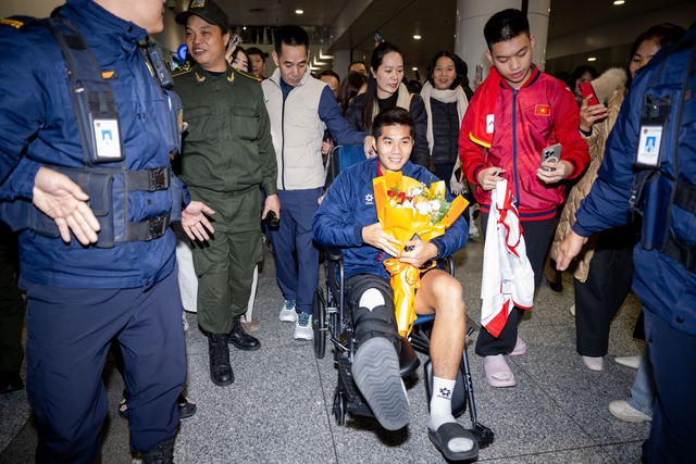 Thương Hiểu Minh U23 Việt Nam ngồi xe lăn về nước, bố mẹ thương con mắt rớm lệ- Ảnh 4.