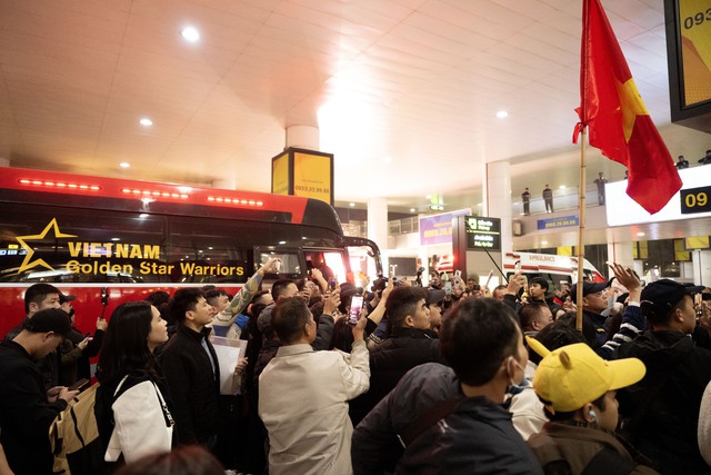 Thương Hiểu Minh U23 Việt Nam ngồi xe lăn về nước, bố mẹ thương con mắt rớm lệ- Ảnh 7.