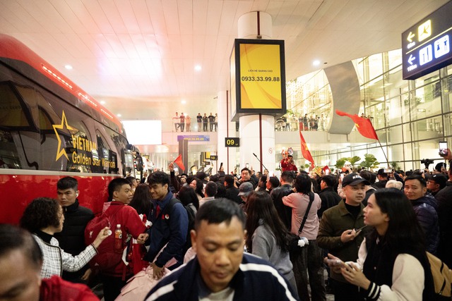 Thương Hiểu Minh U23 Việt Nam ngồi xe lăn về nước, bố mẹ thương con mắt rớm lệ- Ảnh 8.