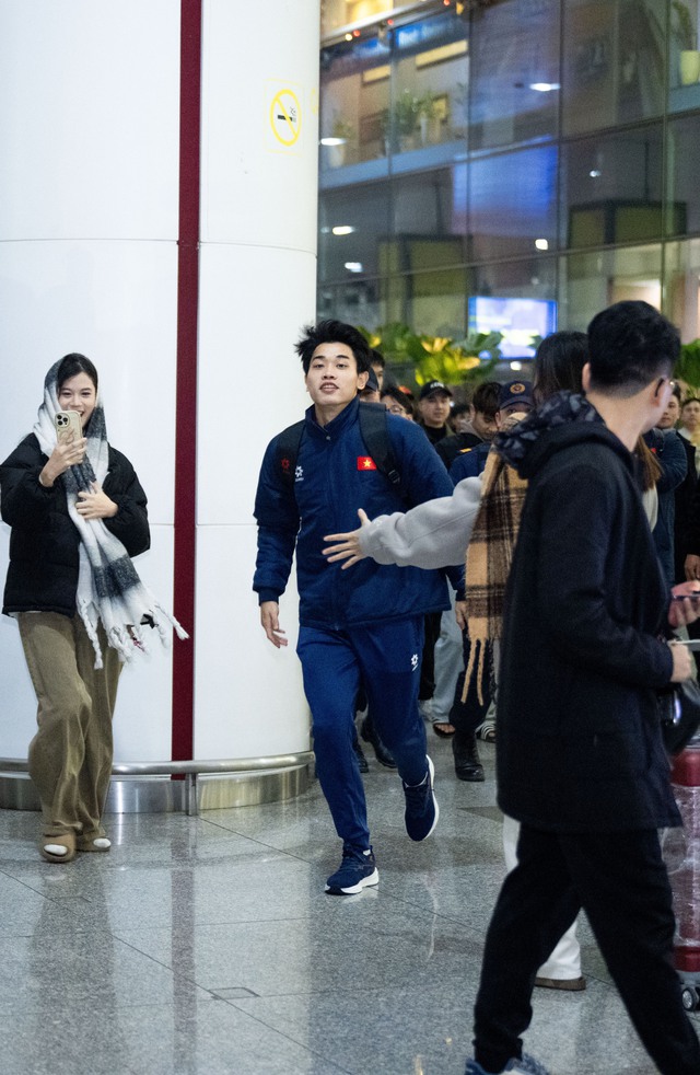 Mang 100 chiếc cam trạm tỷ đến đây để visual này cân tất: Đình Bắc vội chạy ra xe về quê thôi cũng giật "spotlight"- Ảnh 8.