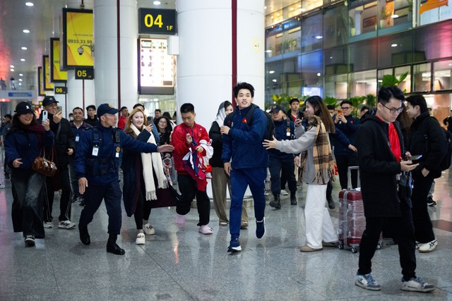 Mang 100 chiếc cam trạm tỷ đến đây để visual này cân tất: Đình Bắc vội chạy ra xe về quê thôi cũng giật "spotlight"- Ảnh 4.