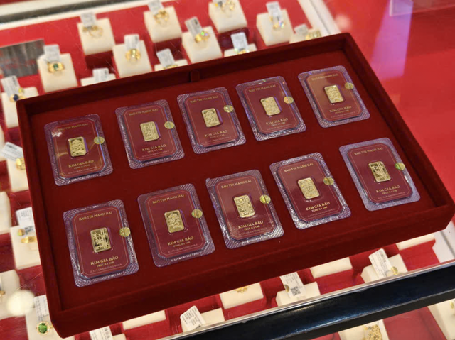 Chuyện đi mua vàng ngày "bão giá": Bài học đắt giá cho người dân- Ảnh 2.