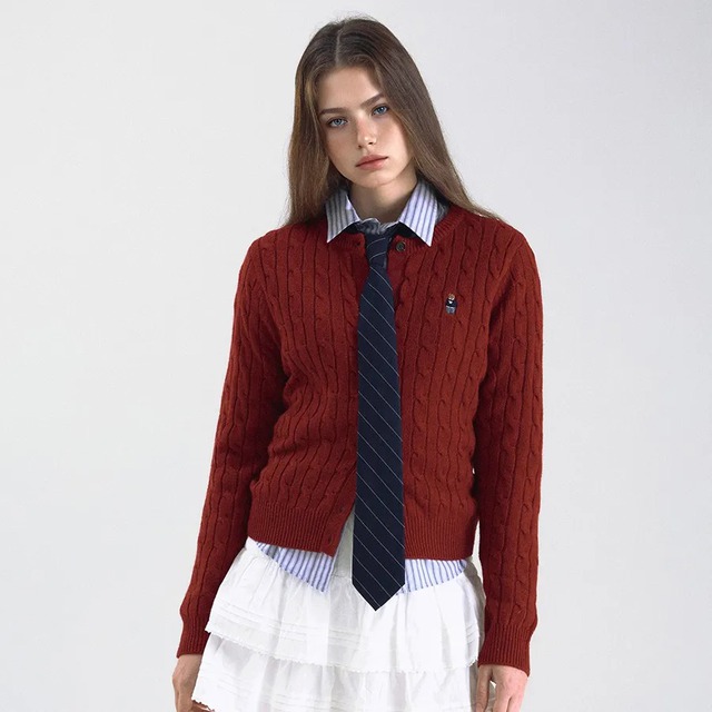 Tết không diện đồ đỏ như thiếu nửa phong vị: Lên ngay 5 "con mã" đẹp ngất ngây, đang sale rẻ quá trời- Ảnh 1.