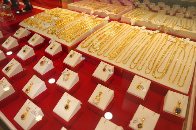 Trả 100% tiền mua vàng rồi chờ lấy: Cửa hàng chiếm dụng vốn hay cách giữ giá khôn ngoan?- Ảnh 1. Trả 100% tiền mua vàng rồi chờ lấy: Cửa hàng chiếm dụng vốn hay cách giữ giá khôn ngoan?- Ảnh 1.