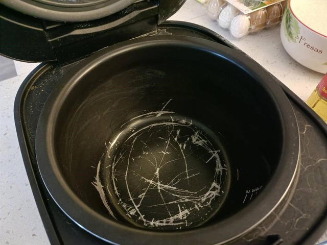 Vợ đột nhiên khen nồi cơm nấu nhanh, tôi kiểm tra thì phát hiện sự thật lạnh người: "Em ơi, đừng…"- Ảnh 2.