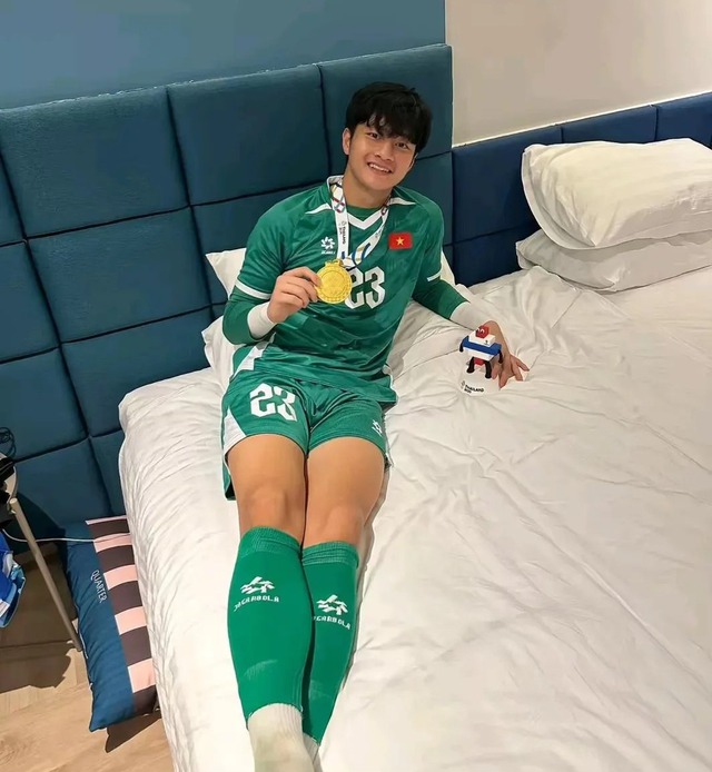 Thời tới: Thủ môn Cao Văn Bình được fan vây kín khi về quê, sạp hoa quả của mẹ đắt hàng nhờ con trai vàng- Ảnh 1.