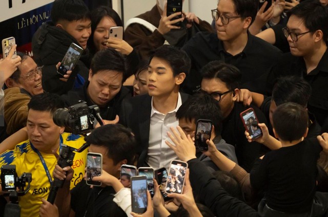 Đình Bắc gây sốt: Fan vây kín như "vỡ trận", camera bắt trọn từng khoảnh khắc, hot không kém gì "sao hạng A"- Ảnh 1.