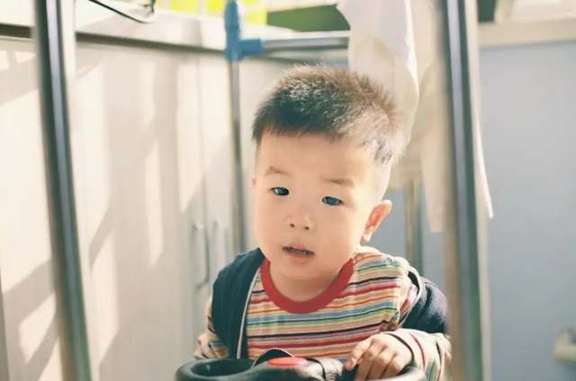 Cha mẹ có con trai đừng xoi mói quá mức- Ảnh 1.