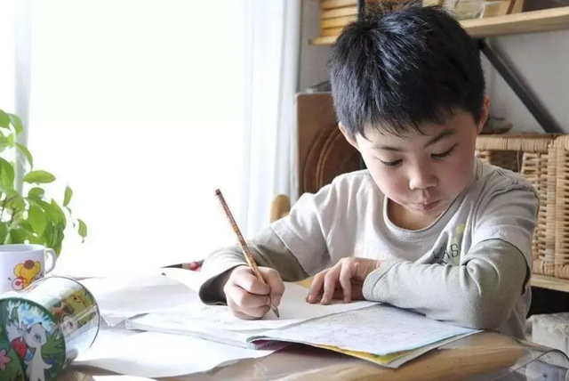 Cha mẹ có con trai đừng xoi mói quá mức- Ảnh 4.