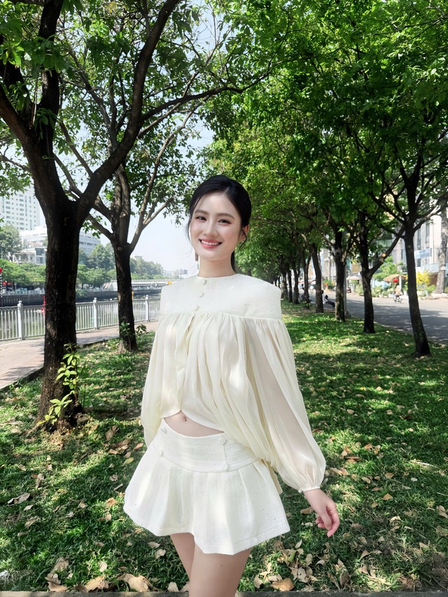 Thêm 1 nàng hậu nhà Sen Vàng sắp cưới?- Ảnh 3. Thêm 1 nàng hậu nhà Sen Vàng sắp cưới?- Ảnh 3.