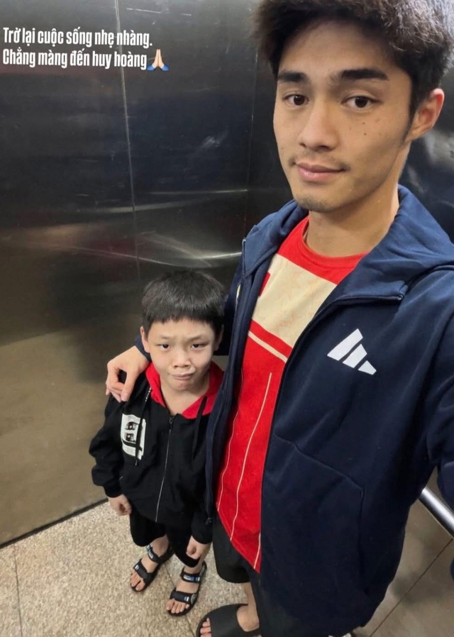 Đối lập: Cùng là thủ môn hotboy U23 Việt Nam, Cao Văn Bình được fan vây kín, Trung Kiên từng hot nay lặng lẽ quá!- Ảnh 4. Đối lập: Cùng là thủ môn hotboy U23 Việt Nam, Cao Văn Bình được fan vây kín, Trung Kiên từng hot nay lặng lẽ quá!- Ảnh 4.