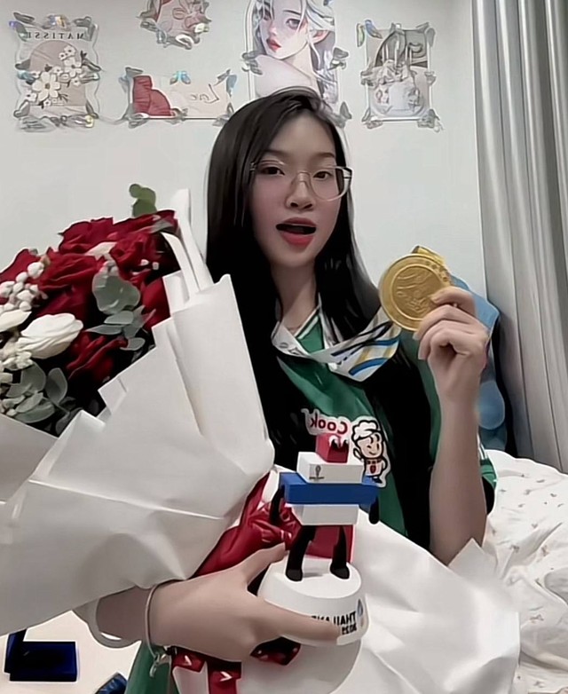 Đây rồi, cô gái "đánh dấu chủ quyền" với Cao Văn Bình, khoe huy chương châu Á của hotboy U23 Việt Nam- Ảnh 4.