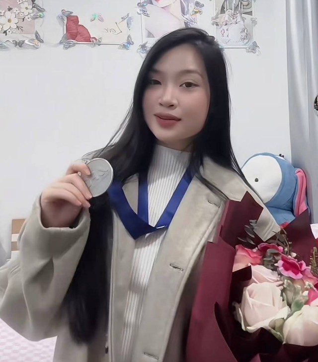 Đây rồi, cô gái "đánh dấu chủ quyền" với Cao Văn Bình, khoe huy chương châu Á của hotboy U23 Việt Nam- Ảnh 1.