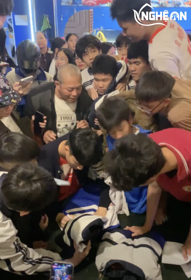 Cả làng ăn uống, hát hò vui như Tết mừng thủ môn Cao Văn Bình giành HCĐ châu Á trở về- Ảnh 2. Cả làng ăn uống, hát hò vui như Tết mừng thủ môn Cao Văn Bình giành HCĐ châu Á trở về- Ảnh 2.