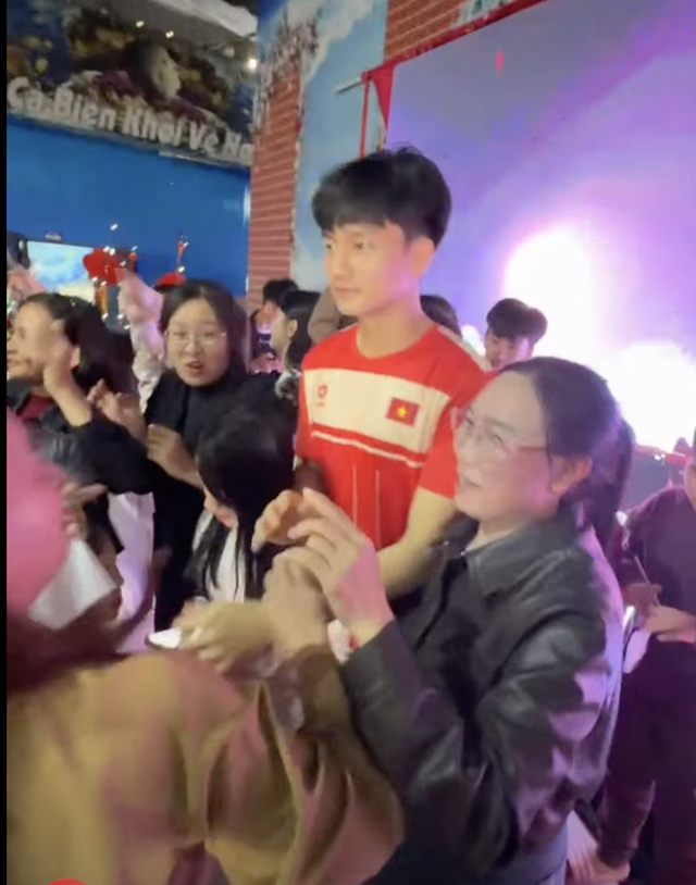 Cả làng ăn uống, hát hò vui như Tết mừng thủ môn Cao Văn Bình giành HCĐ châu Á trở về- Ảnh 4. Cả làng ăn uống, hát hò vui như Tết mừng thủ môn Cao Văn Bình giành HCĐ châu Á trở về- Ảnh 4.