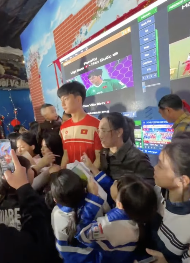 Cả làng ăn uống, hát hò vui như Tết mừng thủ môn Cao Văn Bình giành HCĐ châu Á trở về- Ảnh 1. Cả làng ăn uống, hát hò vui như Tết mừng thủ môn Cao Văn Bình giành HCĐ châu Á trở về- Ảnh 1.