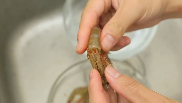  Bí quyết ba đời luộc tôm đỏ au, ngọt thịt lại không tanh: Tết này mời bạn áp dụng thử- Ảnh 2.