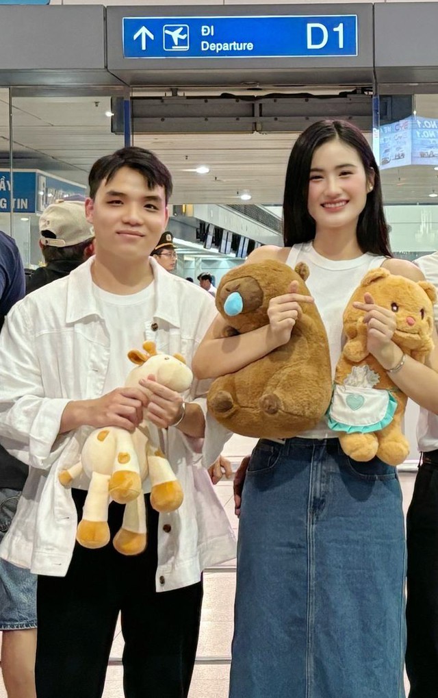 Thêm 1 nàng hậu nhà Sen Vàng sắp cưới?- Ảnh 2. Thêm 1 nàng hậu nhà Sen Vàng sắp cưới?- Ảnh 2.