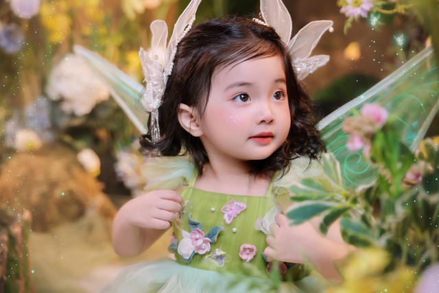 Lisa nhà Khánh Thi, Phan Hiển xinh yêu như thiên thần xé truyện bước ra gây sốt cõi mạng- Ảnh 2. Lisa nhà Khánh Thi, Phan Hiển xinh yêu như thiên thần xé truyện bước ra gây sốt cõi mạng- Ảnh 2.