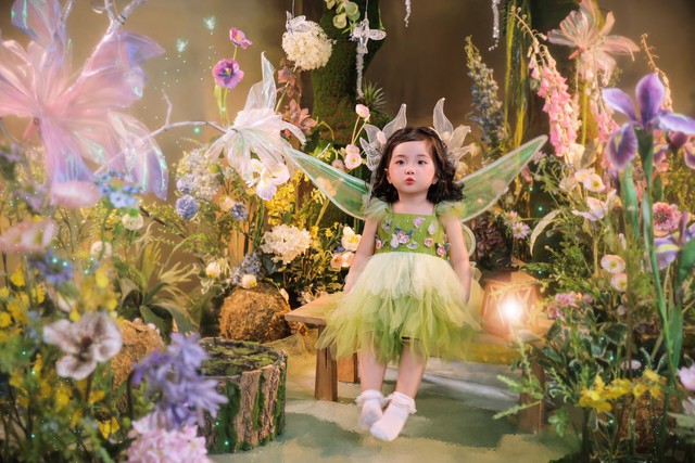 Lisa nhà Khánh Thi, Phan Hiển xinh yêu như thiên thần xé truyện bước ra gây sốt cõi mạng- Ảnh 5. Lisa nhà Khánh Thi, Phan Hiển xinh yêu như thiên thần xé truyện bước ra gây sốt cõi mạng- Ảnh 5.