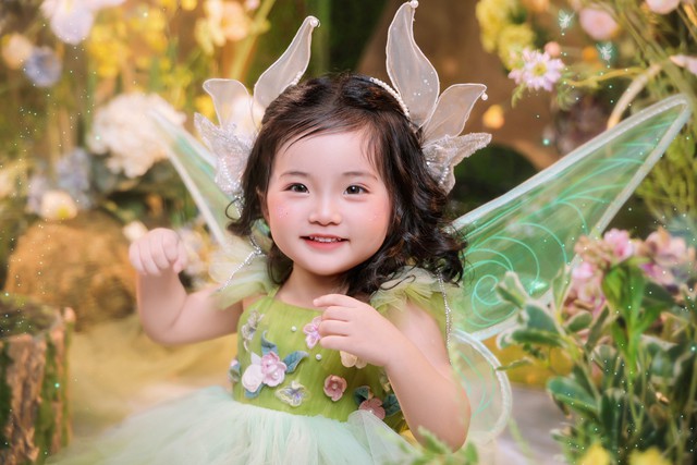 Lisa nhà Khánh Thi, Phan Hiển xinh yêu như thiên thần xé truyện bước ra gây sốt cõi mạng- Ảnh 1. Lisa nhà Khánh Thi, Phan Hiển xinh yêu như thiên thần xé truyện bước ra gây sốt cõi mạng- Ảnh 1.