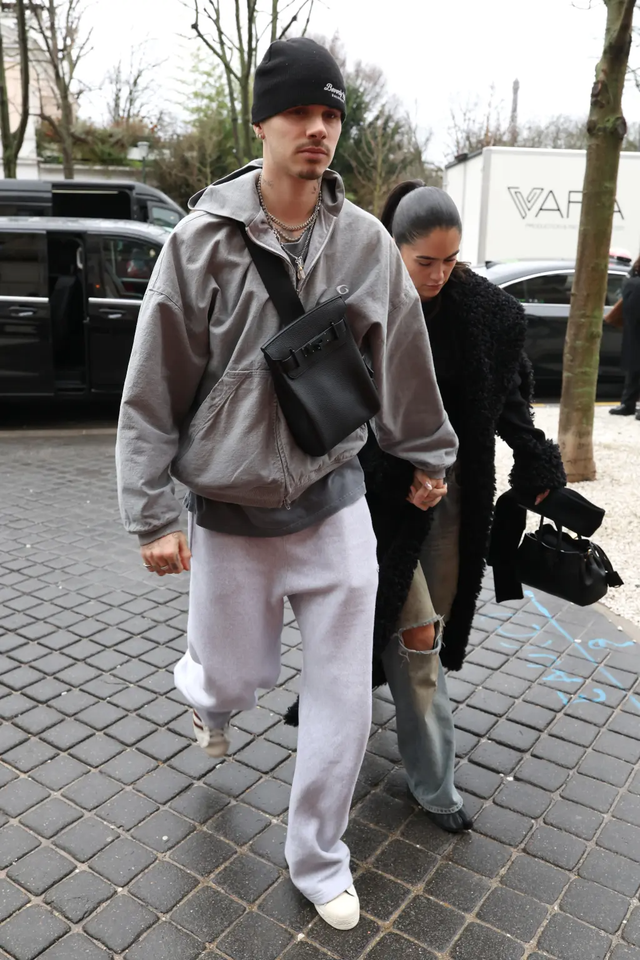 Túi Hermès với nhà Beckham chỉ là bao tải đựng đồ, nhìn cảnh gia đình khệ nệ đi du lịch mà choáng!- Ảnh 4.