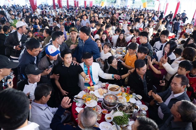 Truyền thông Trung Quốc ngỡ ngàng trước "đại tiệc" 180 mâm của tuyển thủ Đình Bắc- Ảnh 1.