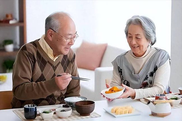 Nghỉ hưu rồi, c&oacute; phải ăn s&aacute;ng l&uacute;c n&agrave;o cũng được? Nếu đ&atilde; 60 tuổi, bạn sẽ giật m&igrave;nh khi biết sự thật- Ảnh 3.