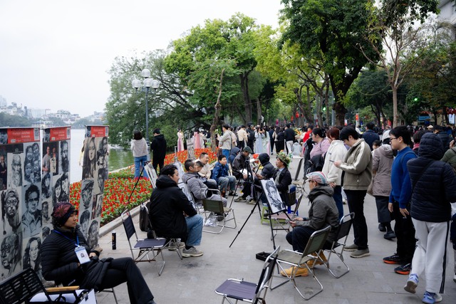 Một dịch vụ ở Hồ Gươm hốt bạc dịp Tết dương lịch, ung dung "đút túi" 3 triệu mỗi ngày- Ảnh 5.