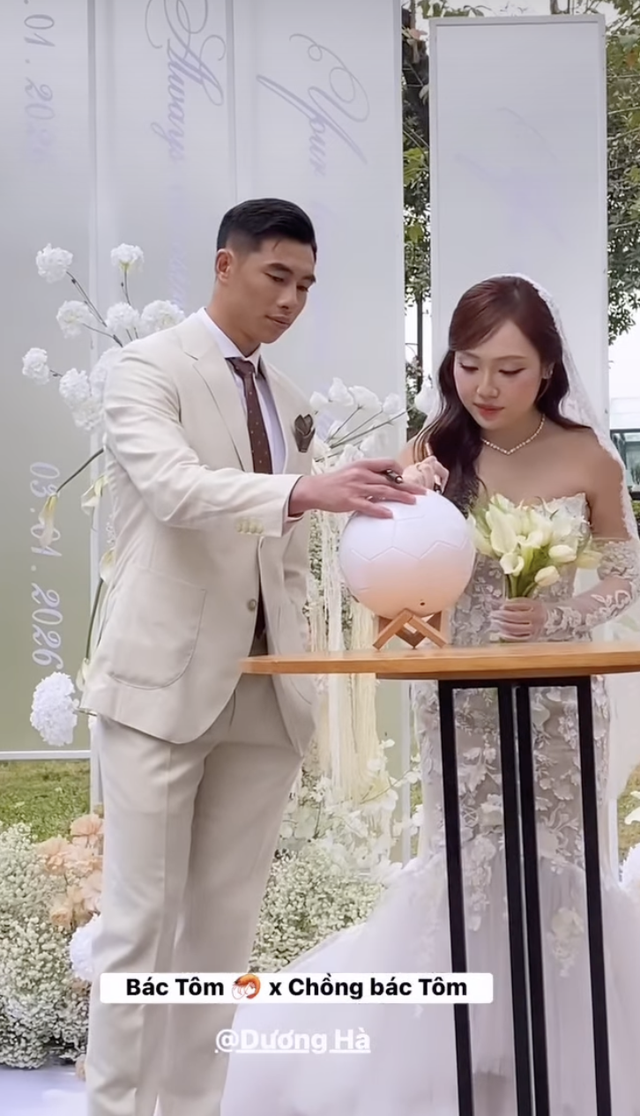 Thủ môn U23 Việt Nam cuới vợ thạc sĩ hơn 3 tuổi, visual cô dâu sáng bừng- Ảnh 1.
