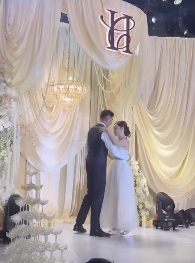 Thủ môn U23 Việt Nam cuới vợ thạc sĩ hơn 3 tuổi, visual cô dâu sáng bừng- Ảnh 4.