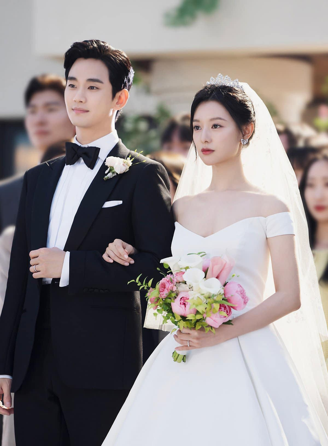 Kim Ji Won vẫn đeo nhẫn cưới của Kim Soo Hyun giữa sự kiện lớn?- Ảnh 5. Kim Ji Won vẫn đeo nhẫn cưới của Kim Soo Hyun giữa sự kiện lớn?- Ảnh 5.