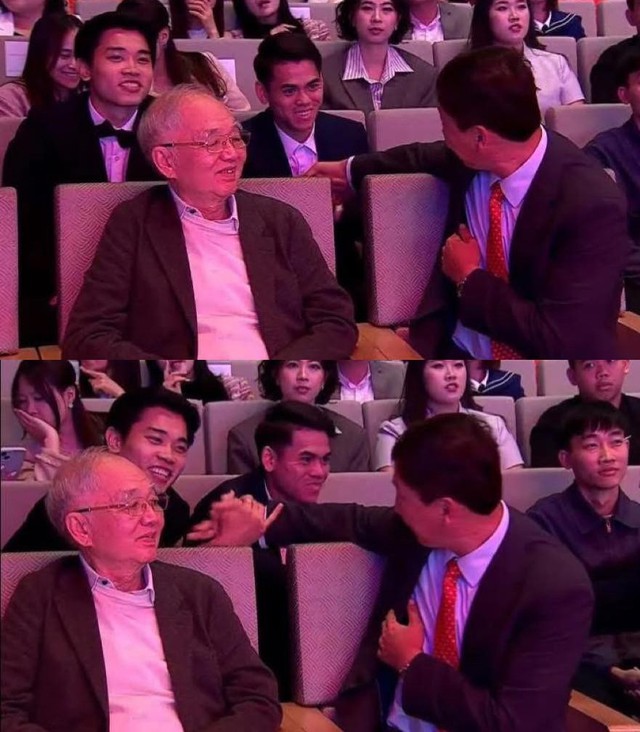 Bắt trọn ánh mắt rưng rưng tự hào của HLV Kim Sang-sik khi Đình Bắc, Khuất Văn Khang được vinh danh- Ảnh 1.