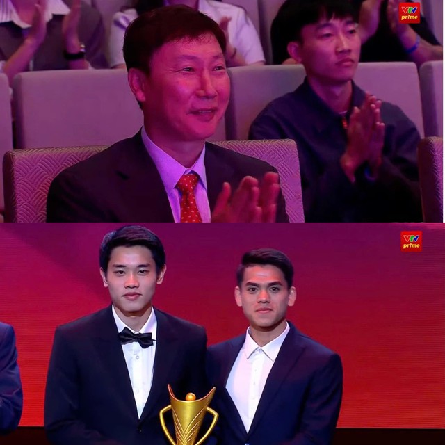 Bắt trọn ánh mắt rưng rưng tự hào của HLV Kim Sang-sik khi Đình Bắc, Khuất Văn Khang được vinh danh- Ảnh 2.