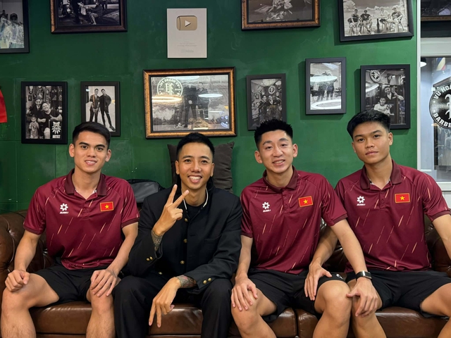 Tiktoker sở hữu 1,6 triệu follower chuyên cắt tóc cho sao Việt là ai?- Ảnh 1.