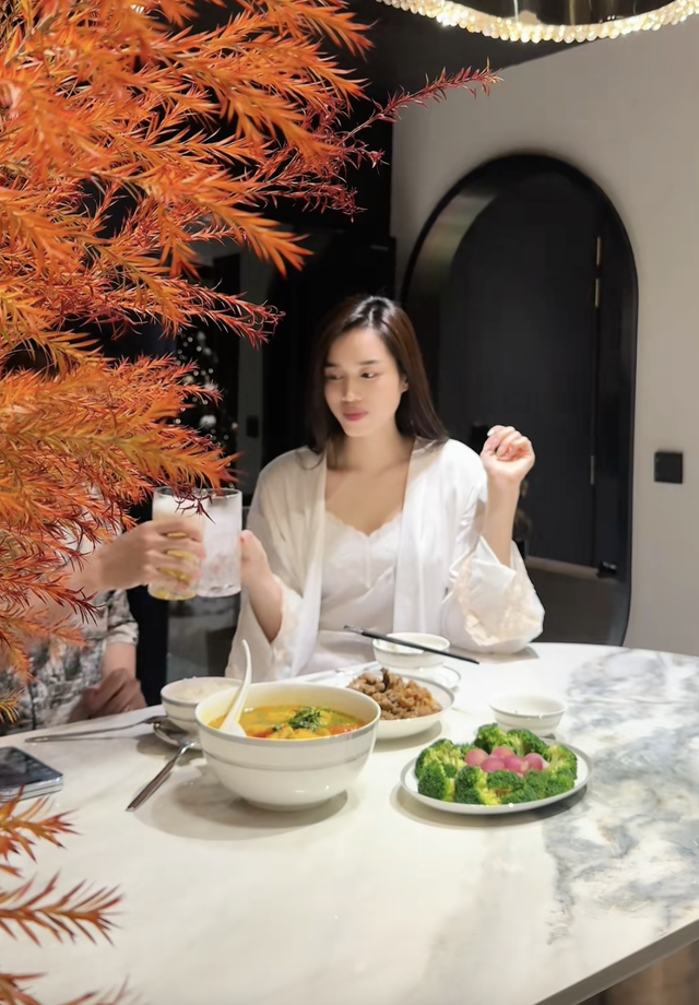 Viết Vương làm lộ chuyện Đỗ Hà đang mang thai?- Ảnh 7. Viết Vương làm lộ chuyện Đỗ Hà đang mang thai?- Ảnh 7.