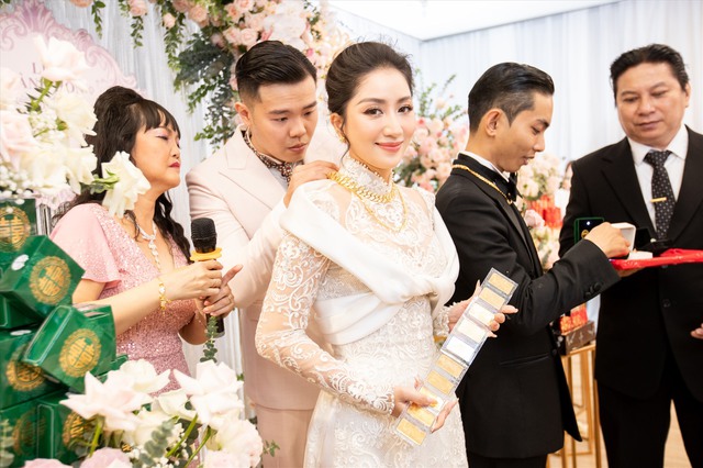 Hôn nhân của sao nữ Vbiz nhận 22 cây vàng trong đám cưới, trang sức kim cương cùng cả mâm tiền mặt- Ảnh 1. Hôn nhân của sao nữ Vbiz nhận 22 cây vàng trong đám cưới, trang sức kim cương cùng cả mâm tiền mặt- Ảnh 1.