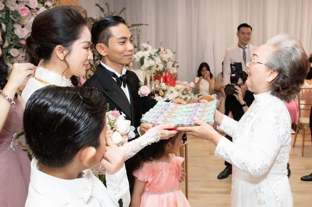 Hôn nhân của sao nữ Vbiz nhận 22 cây vàng trong đám cưới, trang sức kim cương cùng cả mâm tiền mặt- Ảnh 3. Hôn nhân của sao nữ Vbiz nhận 22 cây vàng trong đám cưới, trang sức kim cương cùng cả mâm tiền mặt- Ảnh 3.