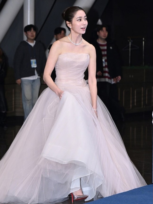 Sắc vóc khó tin ở tuổi 43 của tiểu thư danh giá kiêm vợ của ngôi sao hạng S- Ảnh 2.