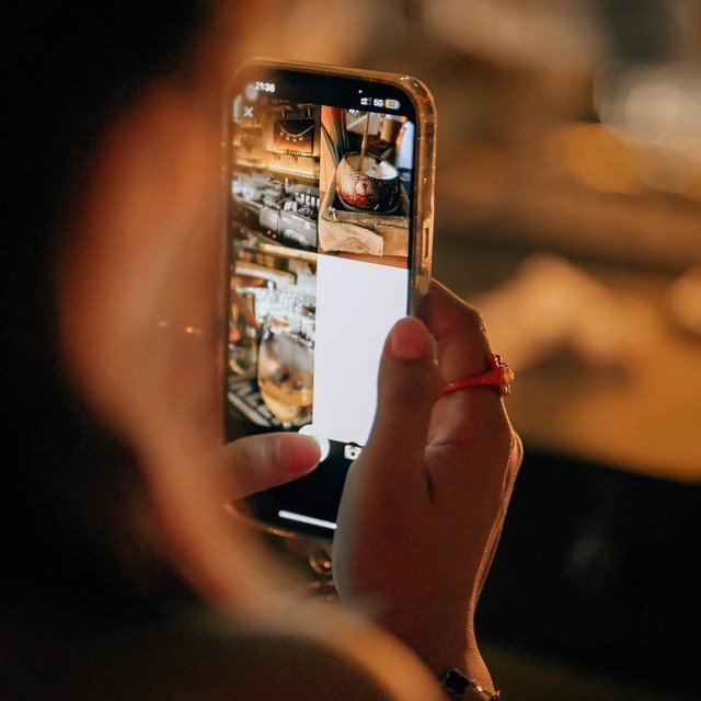 Hàng loạt quán cà phê buộc phải từ chối phục vụ vì trào lưu mang vali đi makeup, chụp flash hàng giờ liền- Ảnh 1. Hàng loạt quán cà phê buộc phải từ chối phục vụ vì trào lưu mang vali đi makeup, chụp flash hàng giờ liền- Ảnh 1.