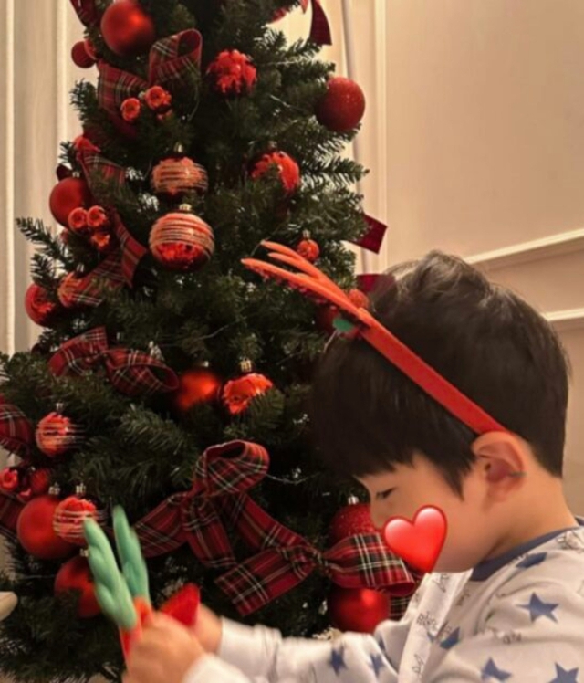 Cặp kiều nữ - chủ tịch chênh nhau 12 tuổi đẹp nhất showbiz khoe visual 2 quý tử: 2 nam thần tương lai là đây!- Ảnh 3. Cặp kiều nữ - chủ tịch chênh nhau 12 tuổi đẹp nhất showbiz khoe visual 2 quý tử: 2 nam thần tương lai là đây!- Ảnh 3.