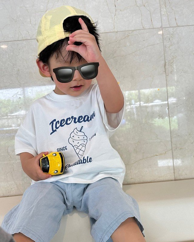 Cặp kiều nữ - chủ tịch chênh nhau 12 tuổi đẹp nhất showbiz khoe visual 2 quý tử: 2 nam thần tương lai là đây!- Ảnh 4. Cặp kiều nữ - chủ tịch chênh nhau 12 tuổi đẹp nhất showbiz khoe visual 2 quý tử: 2 nam thần tương lai là đây!- Ảnh 4.