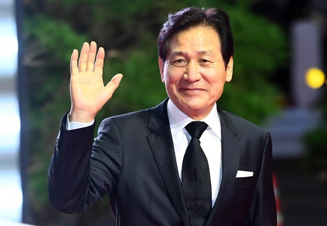 Tang lễ nam diễn viên quốc dân vừa qua đời: Lee Jung Jae - Jung Woo Sung khiêng linh cữu- Ảnh 3.