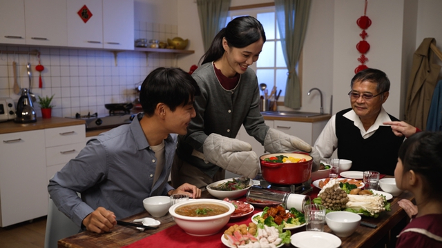 "Hơn 20 người đang đợi con nấu ăn đấy": Lấy chồng, sống chung mẹ chồng mới biết "địa ngục" là có thật- Ảnh 1.