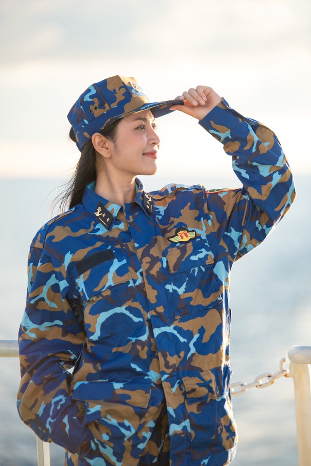 Hit 10 tỷ view đưa giáo viên thanh nhạc thành sao: Nhận bằng khen của Bộ Tư lệnh, là công dân tiêu biểu 2025- Ảnh 3. Hit 10 tỷ view đưa giáo viên thanh nhạc thành sao: Nhận bằng khen của Bộ Tư lệnh, là công dân tiêu biểu 2025- Ảnh 3.