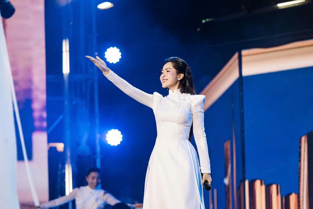 Hit 10 tỷ view đưa giáo viên thanh nhạc thành sao: Nhận bằng khen của Bộ Tư lệnh, là công dân tiêu biểu 2025- Ảnh 4. Hit 10 tỷ view đưa giáo viên thanh nhạc thành sao: Nhận bằng khen của Bộ Tư lệnh, là công dân tiêu biểu 2025- Ảnh 4.